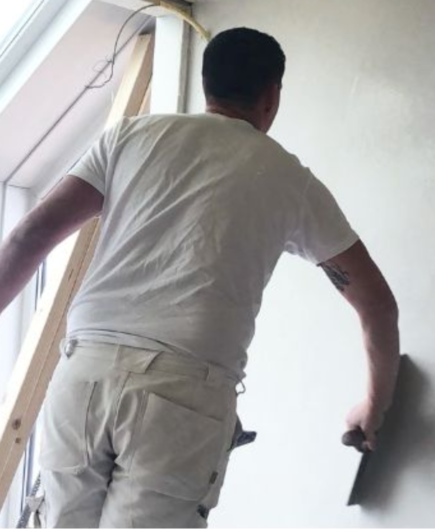 Een stukadoor aan het werk met ERP systeem voor stukadoors en afbouwbedrijven