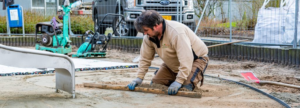 Kees de Bruin - Bestrating speelvoorzieningen aanleggen door medewerker