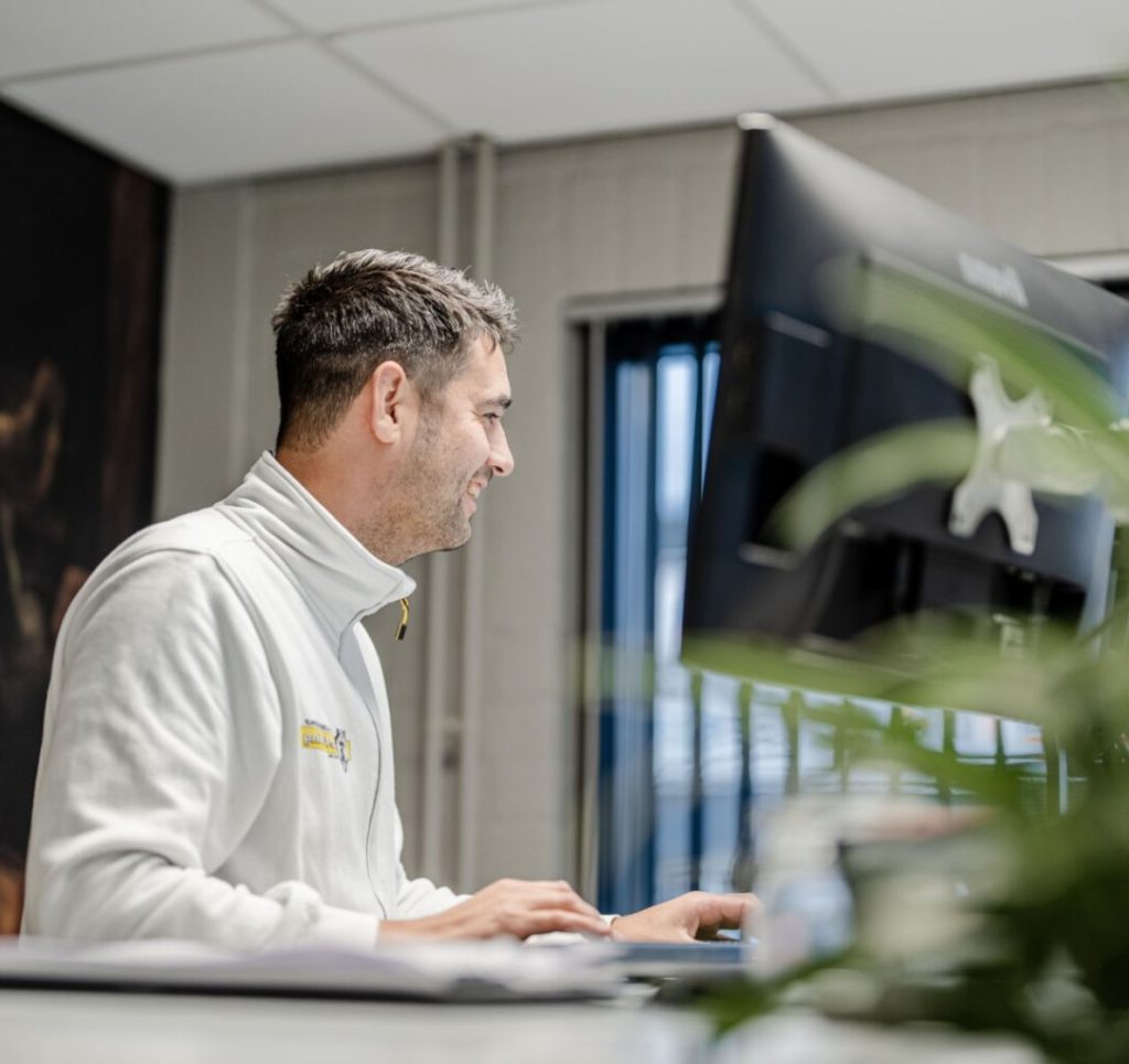 Afbeelding van projectmatig werkende medewerker werkend met de Robaws CRM & Klantbeheer software van Sidekick Software