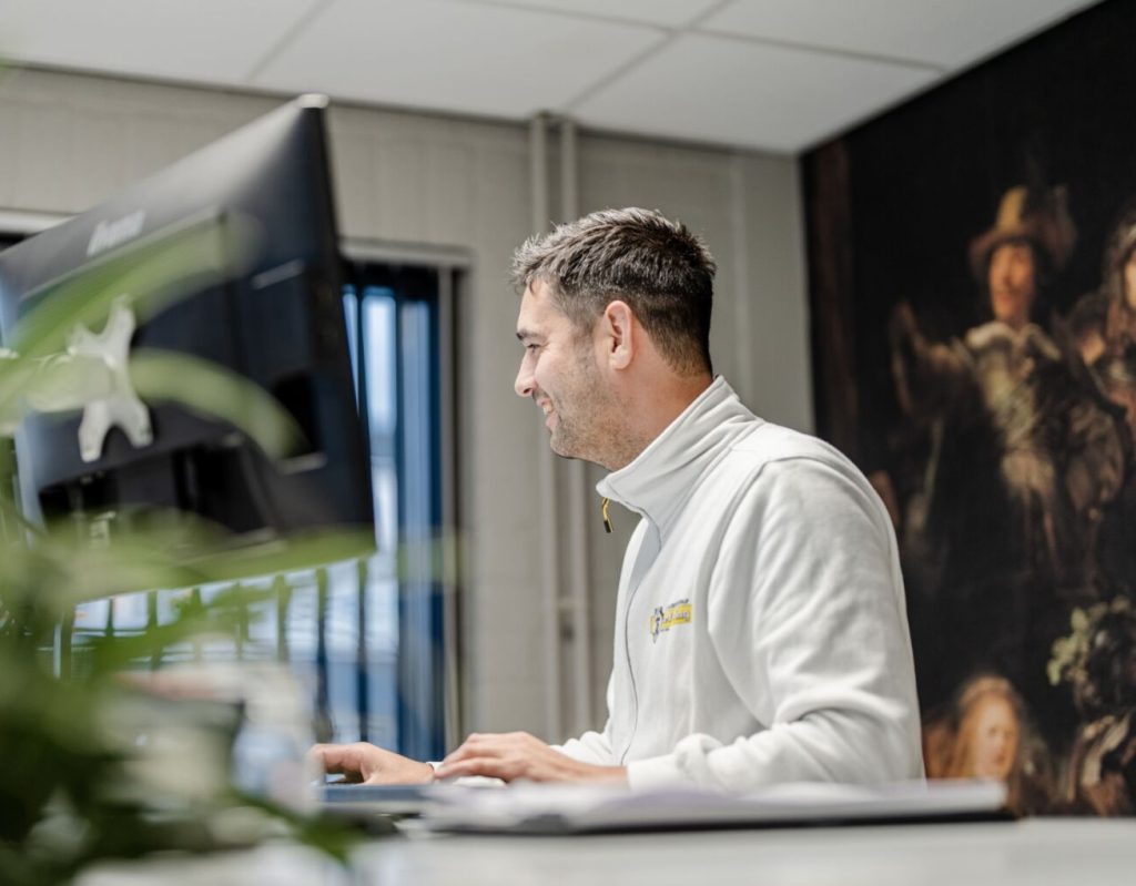 Vakman maakt gebruik van facturatie software voor projecten Robaws - Sidekick Software