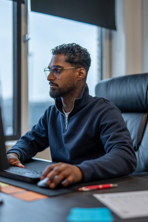 Dakdekker op kantoor aan het werk met software voor dakdekkers met dakdekker software van Sidekick Software