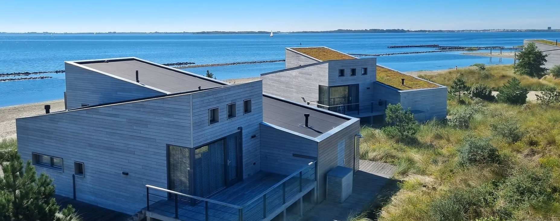 Dakdekker aan het werk met software voor dakdekkers