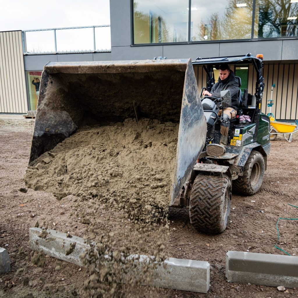 Grondwerkzaamheden door een hovenier voor hoveniersbedrijven