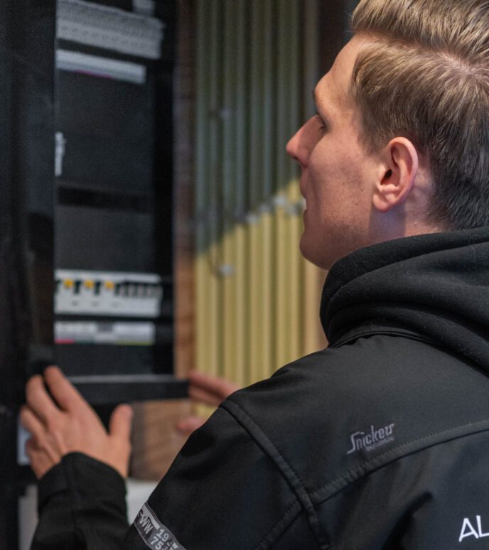 Installatiemonteur aan het werk