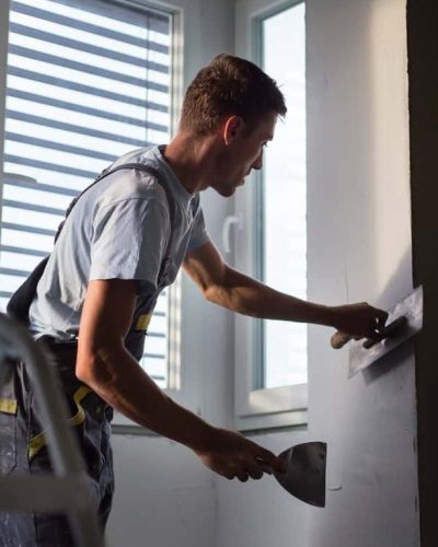 Stukadoors aan het werk op een afbouwproject